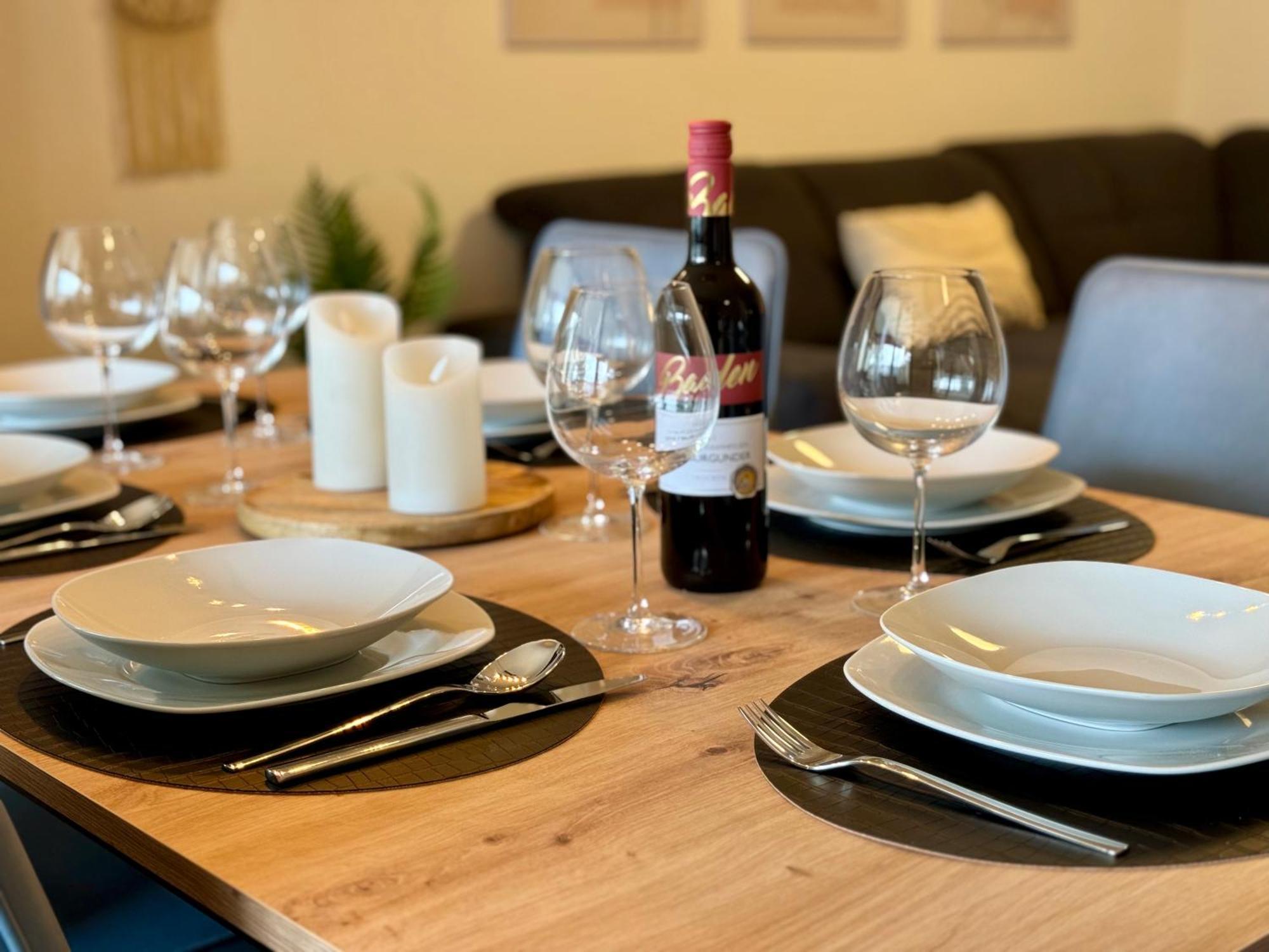 3 Zimmer Apartment, 90 Qm, Ruhig Und Zentrumsnah, Max 6 Pers, 15 Qm Balkon , Private Garage, Internet 1000 Mbit Sindelfingen Esterno foto