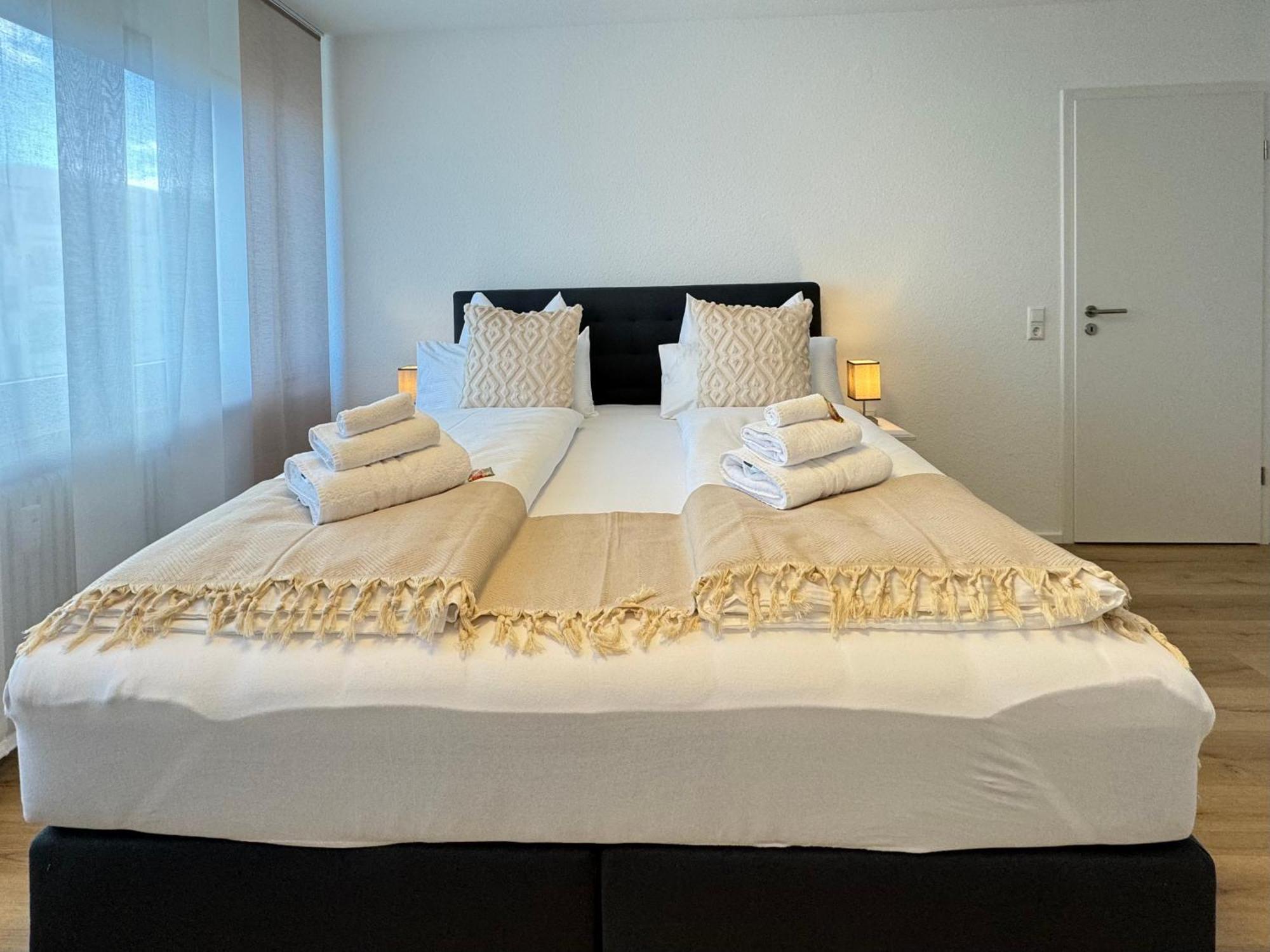 3 Zimmer Apartment, 90 Qm, Ruhig Und Zentrumsnah, Max 6 Pers, 15 Qm Balkon , Private Garage, Internet 1000 Mbit Sindelfingen Esterno foto