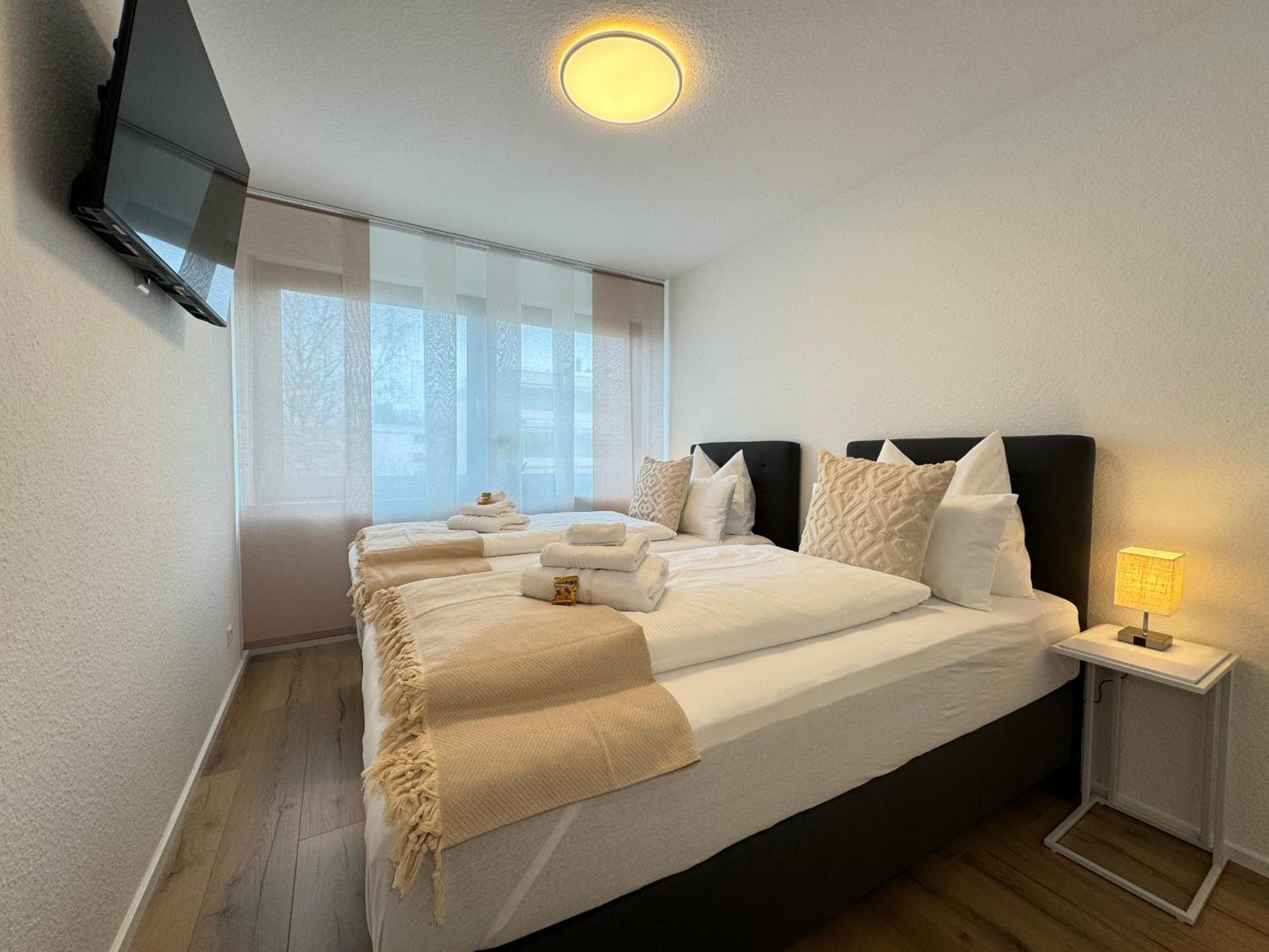 3 Zimmer Apartment, 90 Qm, Ruhig Und Zentrumsnah, Max 6 Pers, 15 Qm Balkon , Private Garage, Internet 1000 Mbit Sindelfingen Esterno foto